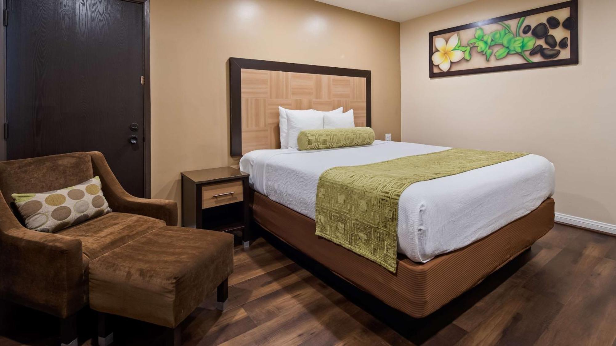Queen Room Roll Shower Mobility Accessible or Non-Smoking