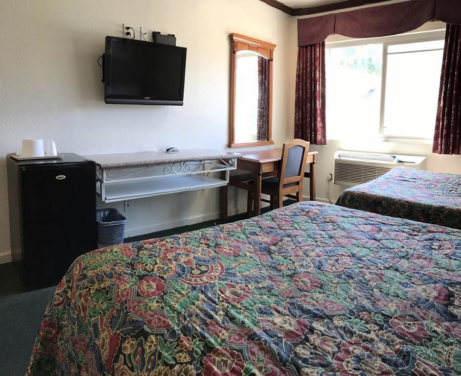 Queen Room Two Queen Beds Smoking