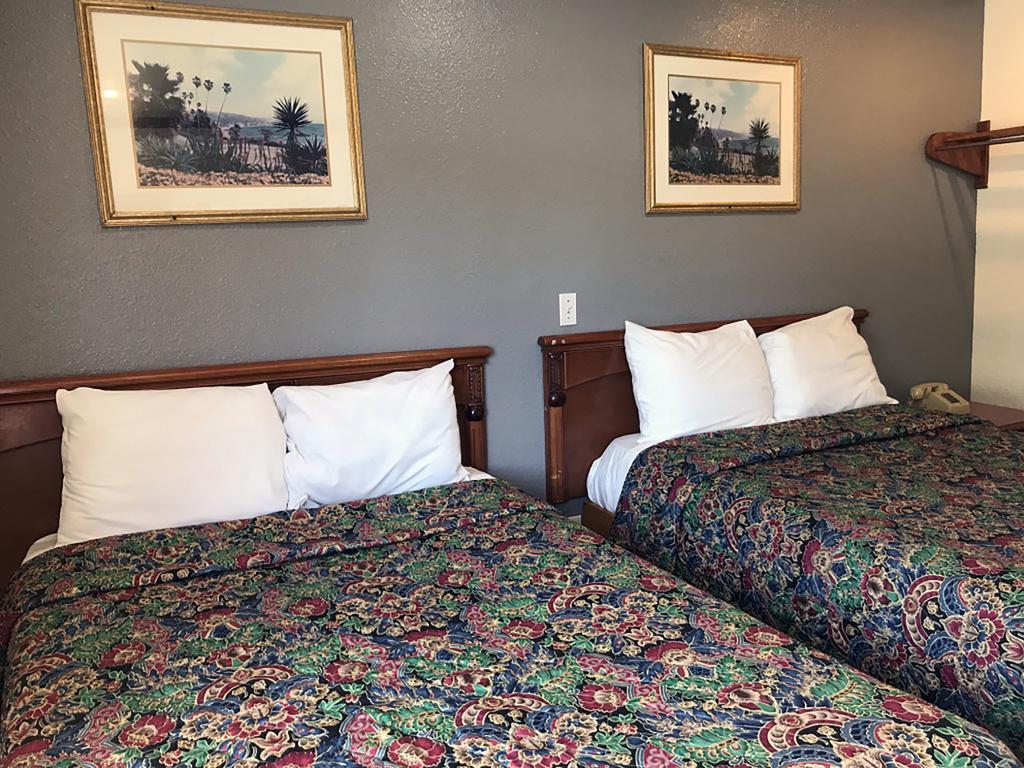 Queen Room Two Queen Beds Smoking