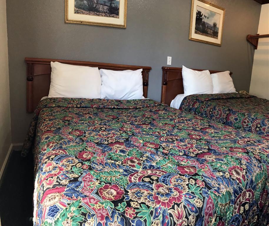 Queen Room Two Queen Beds Smoking