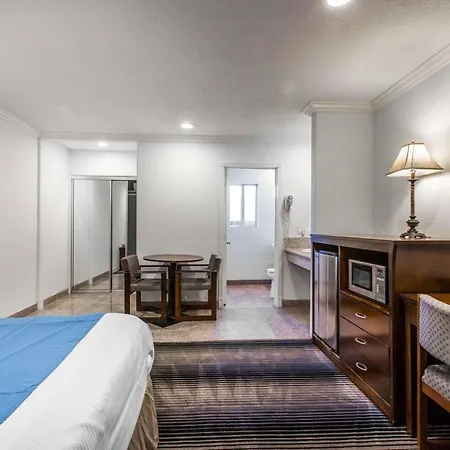 Rodeway Inn & Suites Pacific Coast Highway-2