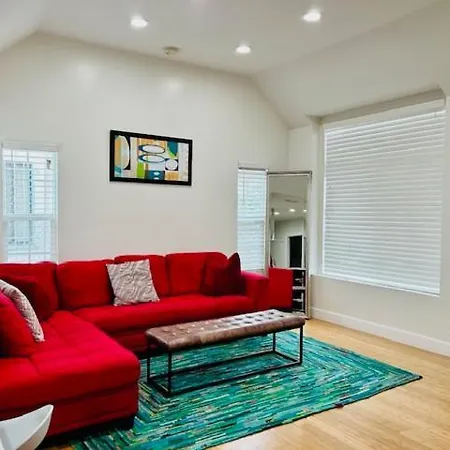Gated Contemporary 3 Bedroom - 2 Bathroom Home In South La Plus Parking-3