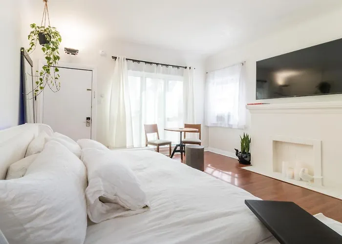Sunny Boho Chic West Hollywood Flat! Apartamento Los Angeles aceita animais de estimação
